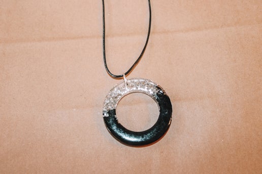 #24 Resin black/clear/silver open circle necklace